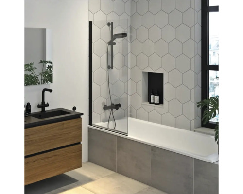 Moderne badkamer met ligbad, glazen douchewand en wastafel