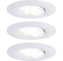 Drie ronde, witte LED-inbouwspots voor binnenshuis