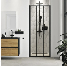 Moderne badkamer met douche met zwart frame en wastafelonderkast met houten front