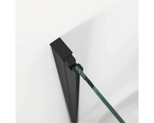 Detailopname van een douchecabine met zwart frame en glazen wand