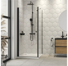 Inloopdouche met zwart frame en regendouche in een modern ontworpen badkamer.