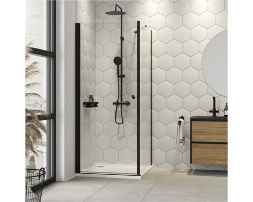 Inloopdouche met zwart frame en regendouche in een modern ontworpen badkamer.