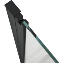 Detailaanzicht van een douchecabine met zwart frame en glazen wand.