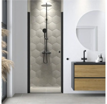 Badkamer met douche, wastafelonderkast en spiegel