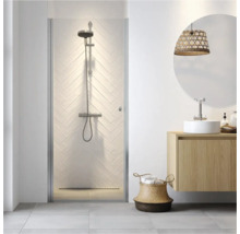 Lichte badkamer met douche, wastafel en spiegel