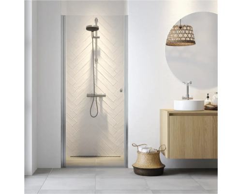 Lichte badkamer met douche, wastafel en spiegel