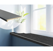 Vensterbank van houtmateriaal met decor voor raam
