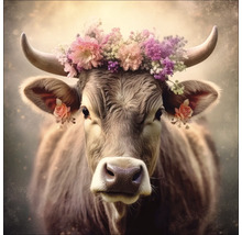 Portret van een koe met een bloemenkrans op haar hoofd