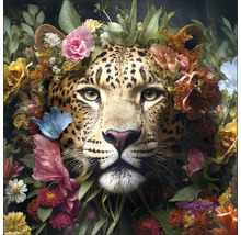 Luipaardkop omringd door bloemen