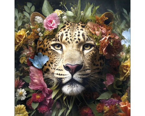 Luipaardkop omringd door bloemen