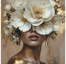 Portret van een vrouw met bloemenhoofddeksel en gouden accenten