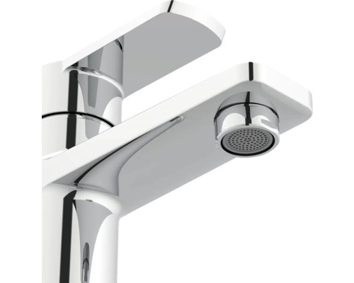 Wastafelkraan van metaal, glanzend