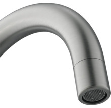 Detailopname van een gebogen metalen kraanuitloop.