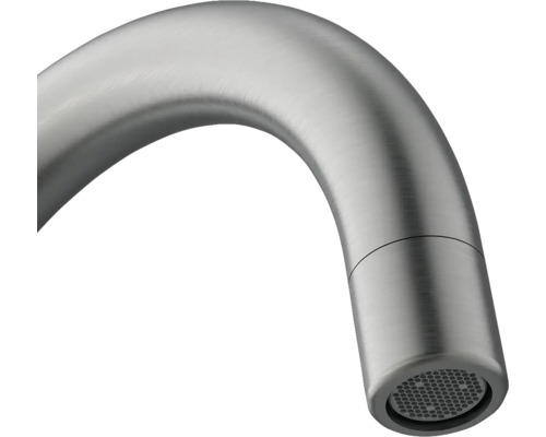 Detailopname van een gebogen metalen kraanuitloop.