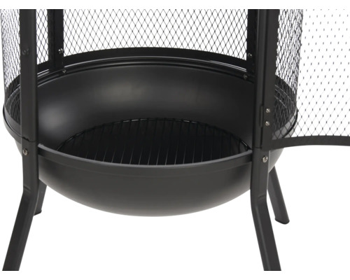 Detailopname van een vuurplaats met stalen frame en beschermrooster