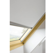 Dakvenster met rolluik in een lichte kamer