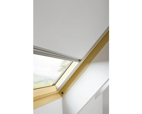 Dakvenster met rolluik in een lichte kamer