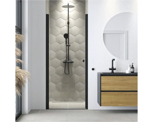 Moderne badkamer met douche, wastafel en ronde spiegel