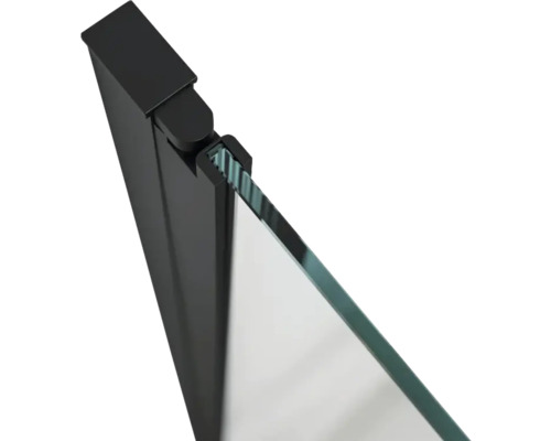 Detail van een douchecabine met zwart frame en glazen wand