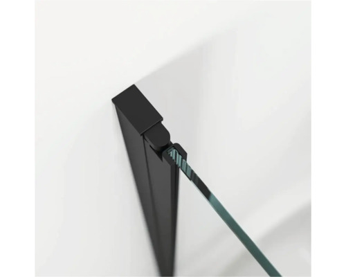 Detail van een douchecabine met zwart frame en helder glas