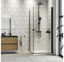 Moderne badkamer met inloopdouche, wastafel en zeshoekige wandtegels