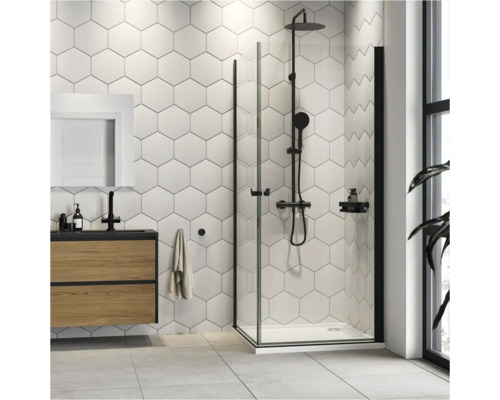 Moderne badkamer met inloopdouche, wastafel en zeshoekige wandtegels