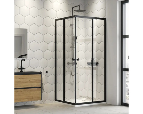 Inloopdouchecabine met zwart frame in een badkamer met zeshoekige wandtegels.