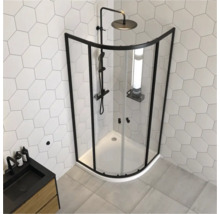 Douchecabine met zwart frame en armaturen in een badkamer