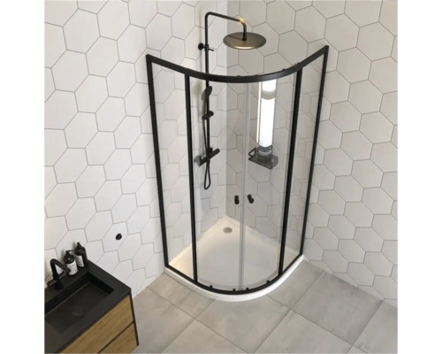 Douchecabine met zwart frame en armaturen in een badkamer