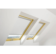 Twee dakramen met jaloezieën in een heldere kamer.