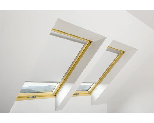 Twee dakramen met jaloezieën in een heldere kamer.