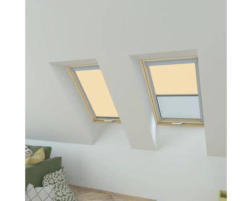 Twee dakramen met rolgordijnen in een lichte zolderkamer