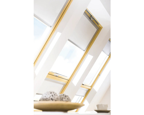 Dakramen met jaloezieën in een lichte zolderkamer