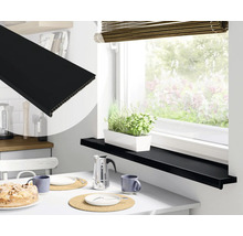 Decoratieve vensterbank in een lichte keuken met raam.