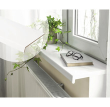 Witte vensterbank met boek, bril en plant