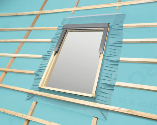 Dakvenster met installatieframe in dakconstructie