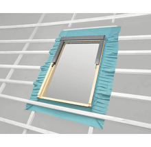 Dakvenster met installatieframe en isolatiemanchet gemonteerd in een dak.