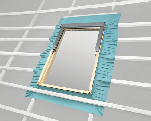 Dakvenster met installatieframe en isolatiemanchet gemonteerd in een dak.