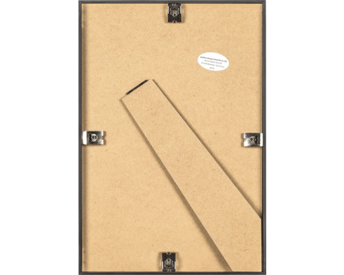 Achterkant van een fotolijst met ophangmechanisme en standaard