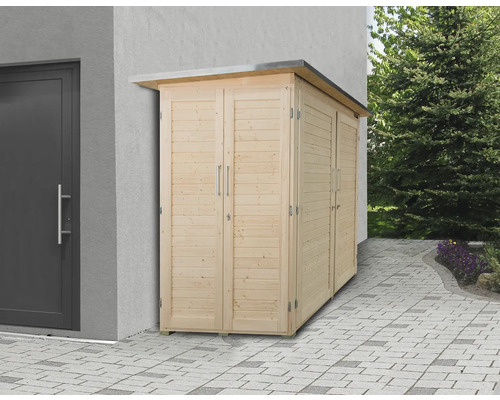 Houten tuinkast met openslaande deuren en metalen handgrepen naast een deur