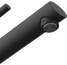 Detailopname van een zwarte kraan met perlator