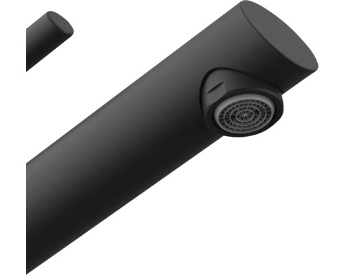 Detailopname van een zwarte kraan met perlator