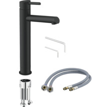 Wastafelkraan in het zwart met installatiemateriaal