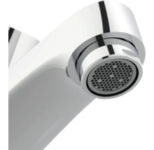Close-up van een waterkraanuitloop met perlator