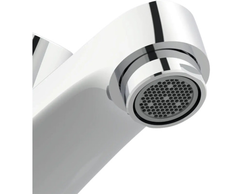 Close-up van een waterkraanuitloop met perlator