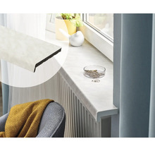 Lichte vensterbank met marmerachtig oppervlak in een lichte kamer.