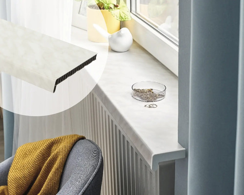 Lichte vensterbank met marmerachtig oppervlak in een lichte kamer.