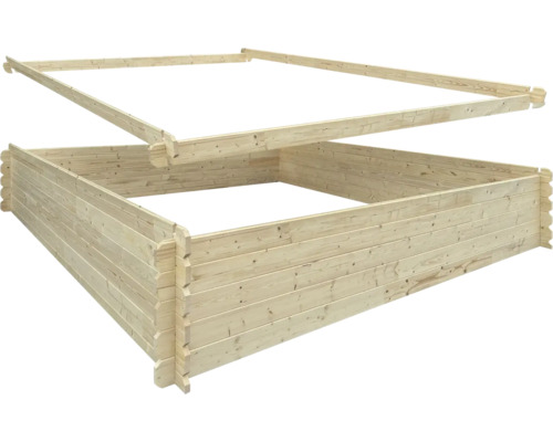 Onvoltooide houten constructie voor een tuinhuis