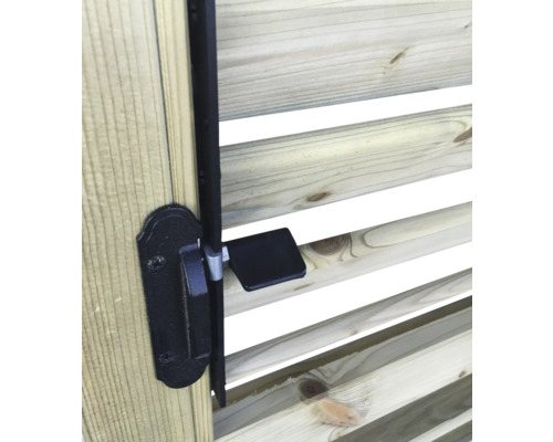 Detail van een tuindeur met zwarte sluiting