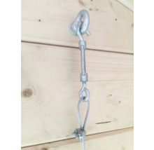 Detailopname van een staalkabel met spanschroef en ringmoer aan een houten wand.